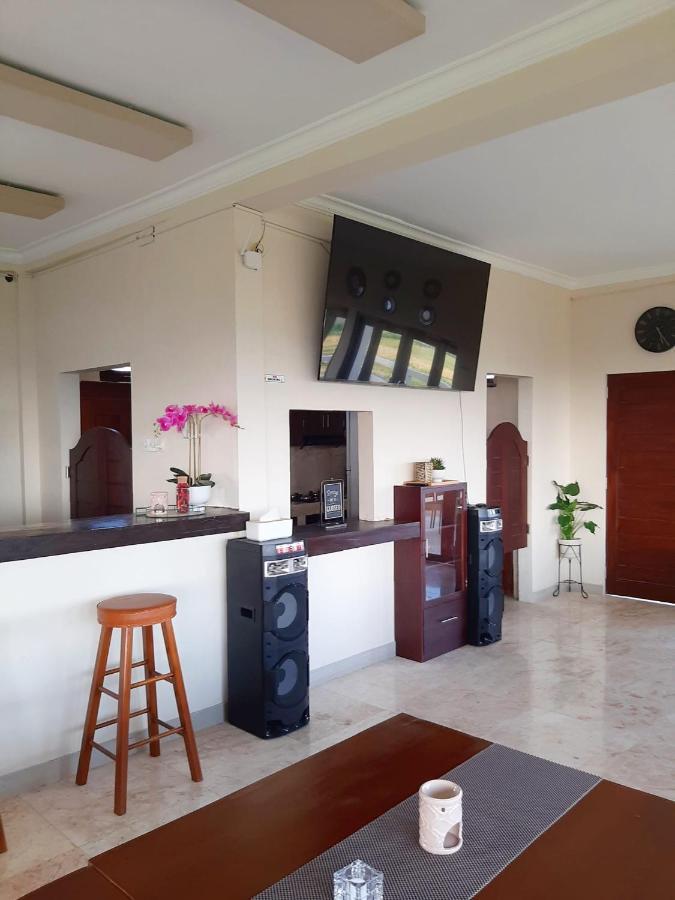 Medewi Manor Aparthotel Airsatang Exterior photo