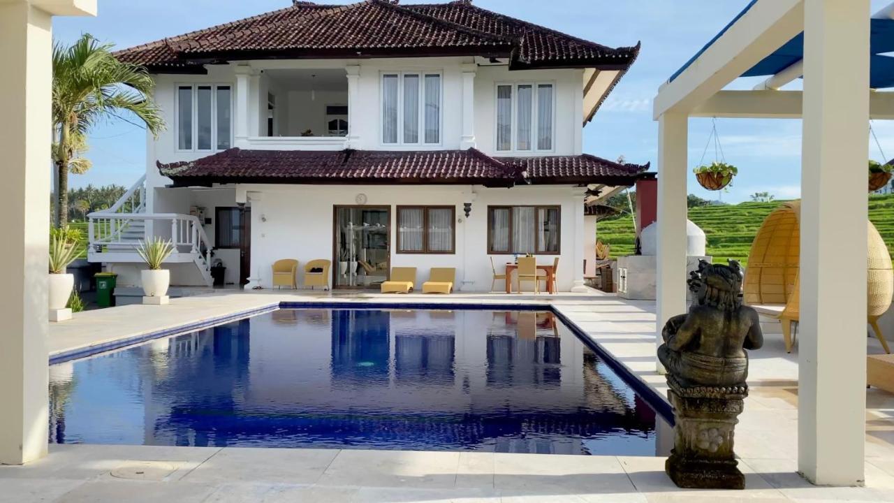 Medewi Manor Aparthotel Airsatang Exterior photo